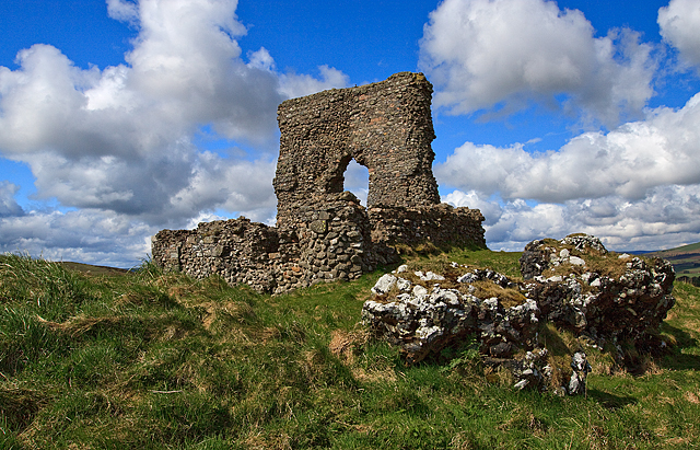 Dunnideer Castle, Aberdeenshire.jpg