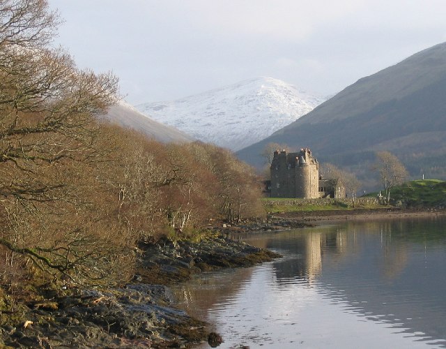 Dunderave_Castle,_Loch_Fyne,_Argyll & Bute.jpg